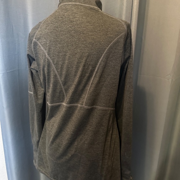 Workout top with thumb holes & built in mitts!  Med - Picture 4 of 7